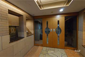 エントランスはオートロック付きです。