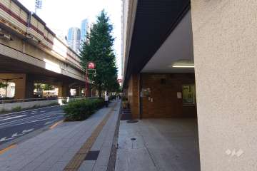 敷地北西側の前面道路（南西側から）