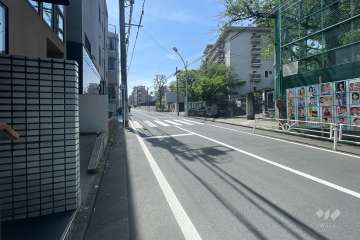 敷地北西側の前面道路（北東側から）