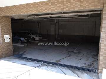 建物1階にある駐車場