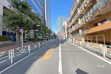 敷地西側の前面道路