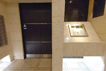 エントランスはオートロック付きです。