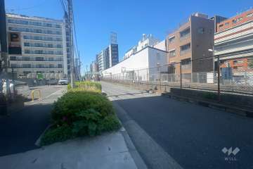 敷地北西側の前面道路（北東側から）