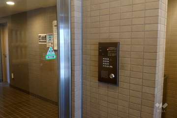 エントランスはオートロック付きです。