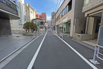 敷地西側の前面道路(南西側から)