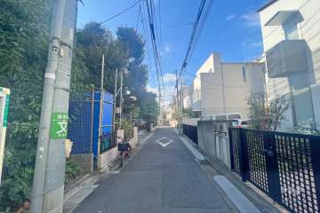 敷地北側の前面道路