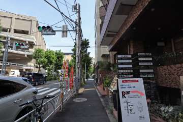 敷地東側の前面道路（北側から）