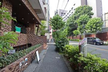 敷地東側の前面道路（南側から）
