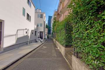 敷地北側の前面道路（西側から）