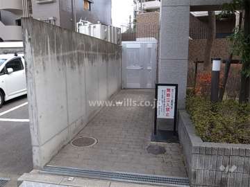 エントランス横にある駐輪場入り口