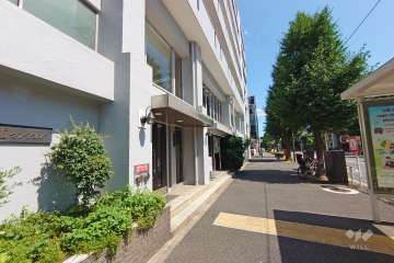 敷地西側の前面道路（北側から）