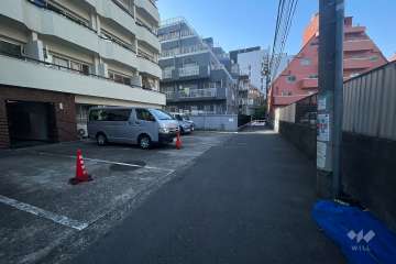 敷地北東側の前面道路（南東側から）