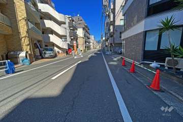 敷地北西側の前面道路（南西側から）