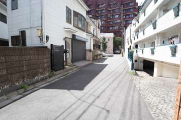 敷地南西側の前面道路(南東側から)