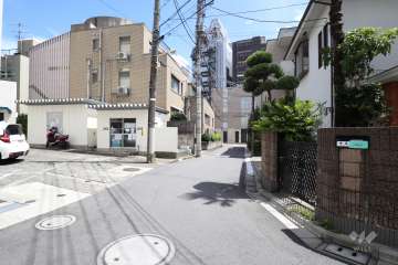 敷地南西側の前面道路(北西側から)