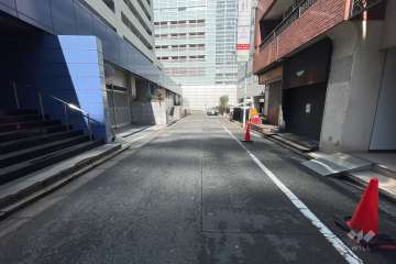 敷地東側の前面道路（北側から）