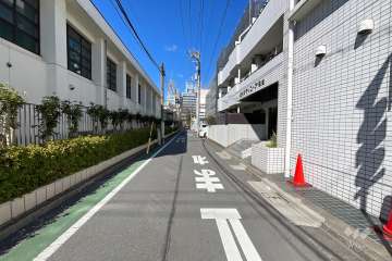 敷地西側の前面道路