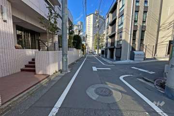 敷地東側の前面道路（北側から）