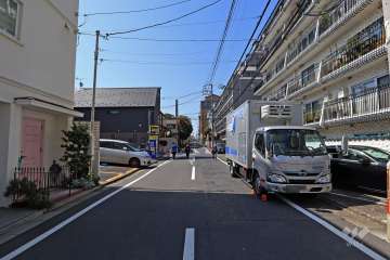 敷地南東側の前面道路（北東側から）