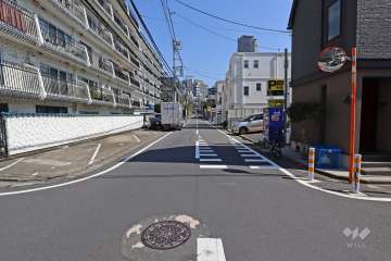 敷地南東側の前面道路（南西側から）