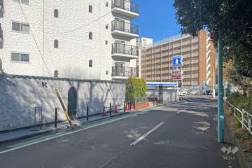 敷地南側の前面道路（西側から）