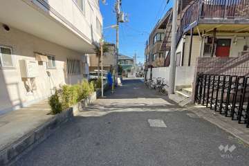 敷地西側の前面道路