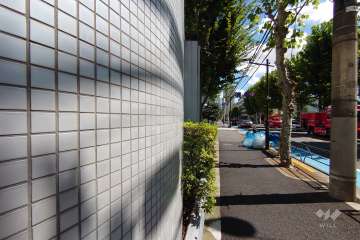 敷地南側の前面道路（西側から）