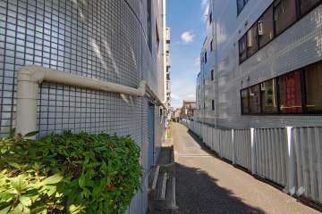 敷地東側の前面道路（南側から）