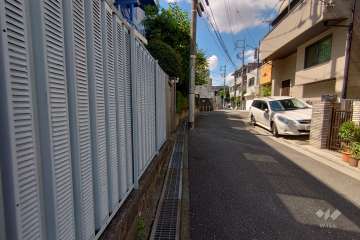 敷地北側の前面道路（東側から）