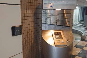 エントランスはオートロック付きです。