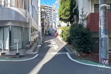 敷地西側の前面道路