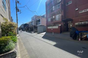 敷地南側の前面道路（西側から）