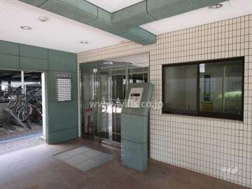 エントランスはオートロック付きです。