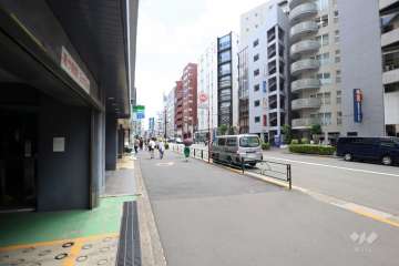 敷地西側の全面道路（北側から）
