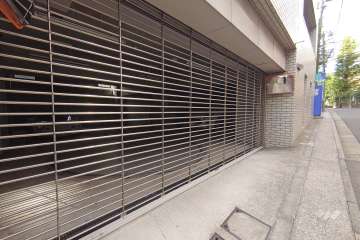 駐車場の出入り口（リングシャッター付き）