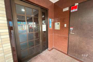 エントランスはオートロック付きです。