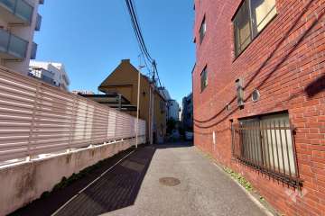 敷地北側の前面道路（東側から）