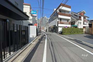 敷地東側の前面道路（南側から）