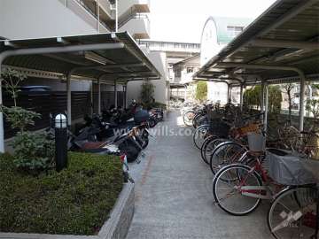 駐輪場とバイク置き場