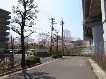 敷地の北側には新幹線が走っています。