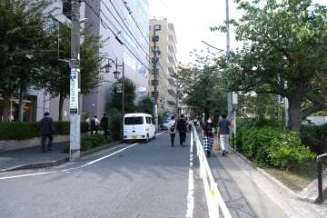 敷地北側の前面道路（東側から）