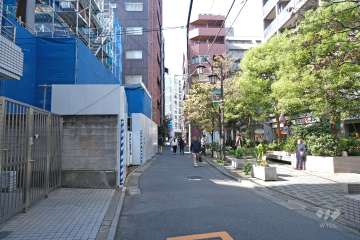 敷地南側の前面道路（西側から）