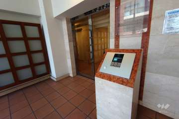 エントランスはオートロック付きです。