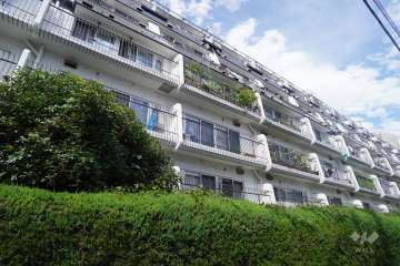 秀和代々木レジデンスの外観（南側から）