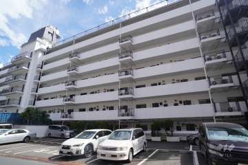 秀和代々木レジデンスの外観（北側から）