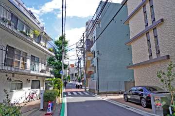 敷地西側の前面道路