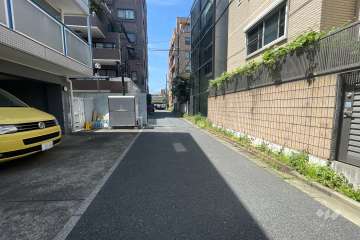 敷地北東側の前面道路（南東側から）