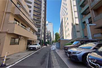 敷地南東側の前面道路（北東側から）