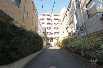 敷地南側の前面道路（南側から）