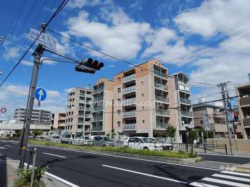 パレ東塚口2の遠景。敷地西側は県道13号線（産業道路）に面しています。